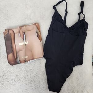 NEW SKIMS Seamless Sculpt Thong Bodysuit Shapewear Scoop Black S